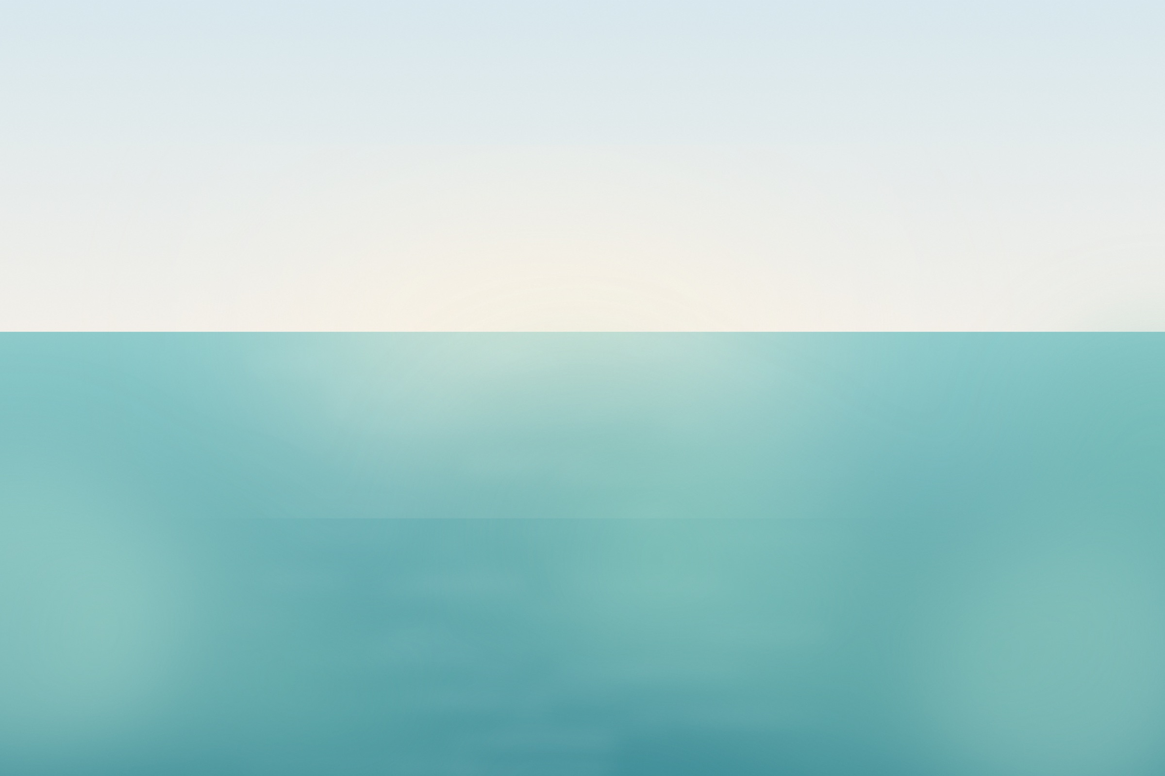 畑と海が近くに見える、今帰仁の明るい風景